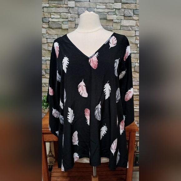 Emery Rose Tops - Emery Rose 2X Black Feather‎ Kimono Top